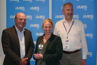 Kelsey of the Australian Institute of Project Management accepts an iMIS Great Things Award for AIPM's website